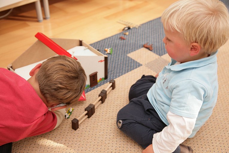 CI-versorge Kinder beim Spielen im CI-Zentrum Erlangen