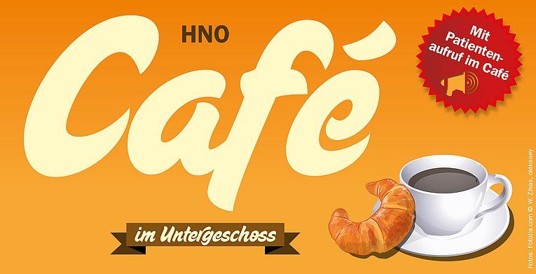 Kaffetasse und Croissant